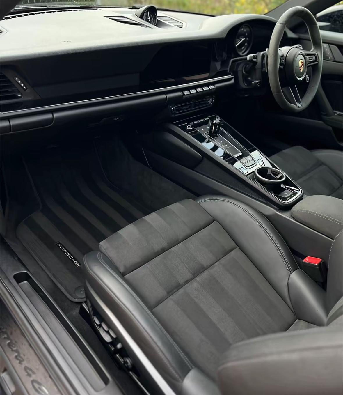Porsche-kabine efter indvendig rens hos MH Detailing